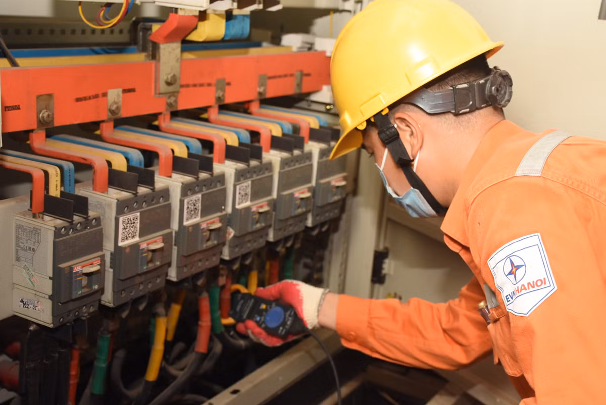 EVNHANOI trien khai giam gia dien cho khach hang bi anh huong boi COVID-19-Hinh-2