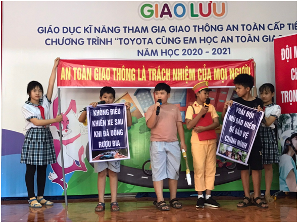 Hoc sinh Binh Phuoc hao hung voi 