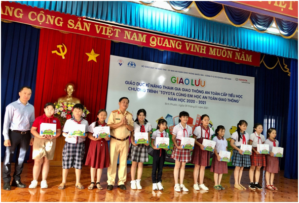 Hoc sinh Binh Phuoc hao hung voi 