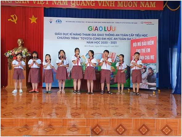 Hoc sinh Binh Phuoc hao hung voi 