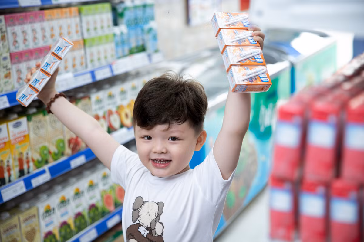 Vuot moc 500 cua hang, Vinamilk gia tang trai nghiem mua sam cho NTD-Hinh-4