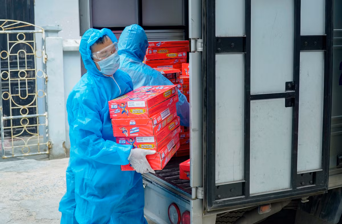 Vinamilk tang sua va 3.000 phan qua quoc te thieu nhi cho tre em dang cach ly tai 7 dia phuong “Diem nong” ve dich Covid-19-Hinh-4