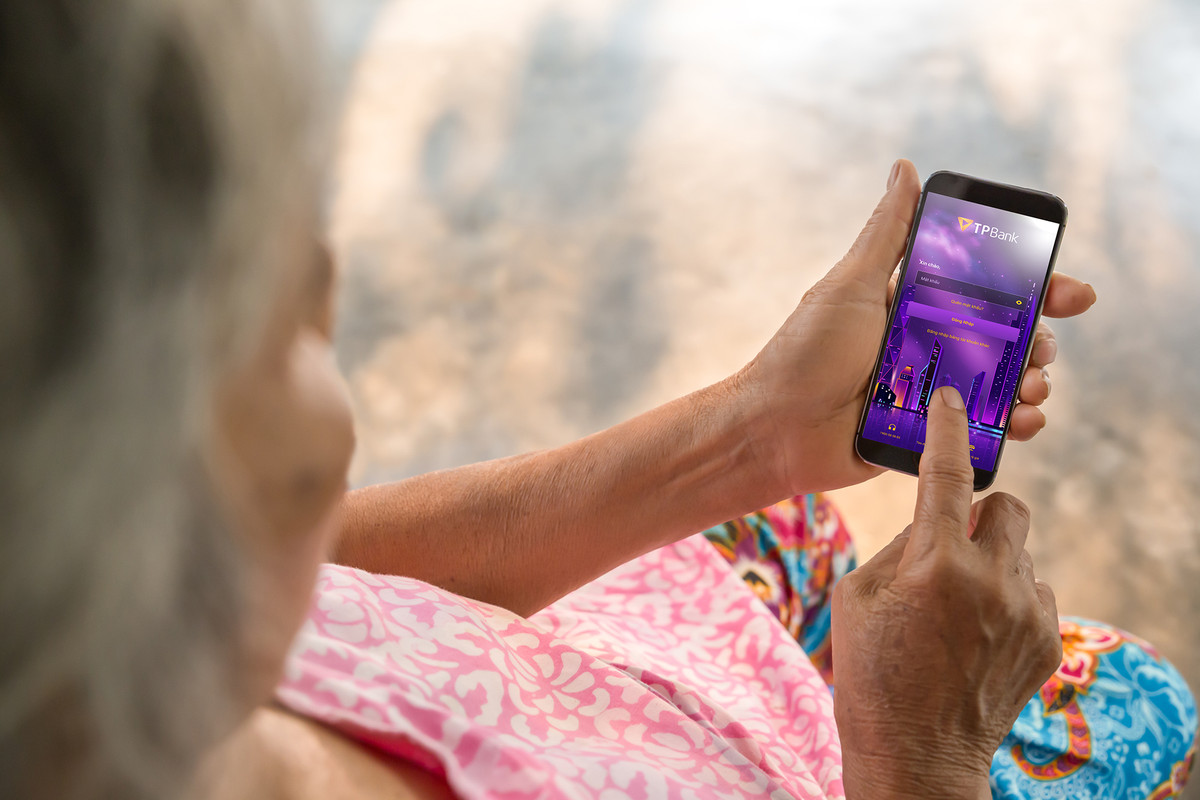 Mobile Banking co con la su phien phuc doi voi nguoi gia?