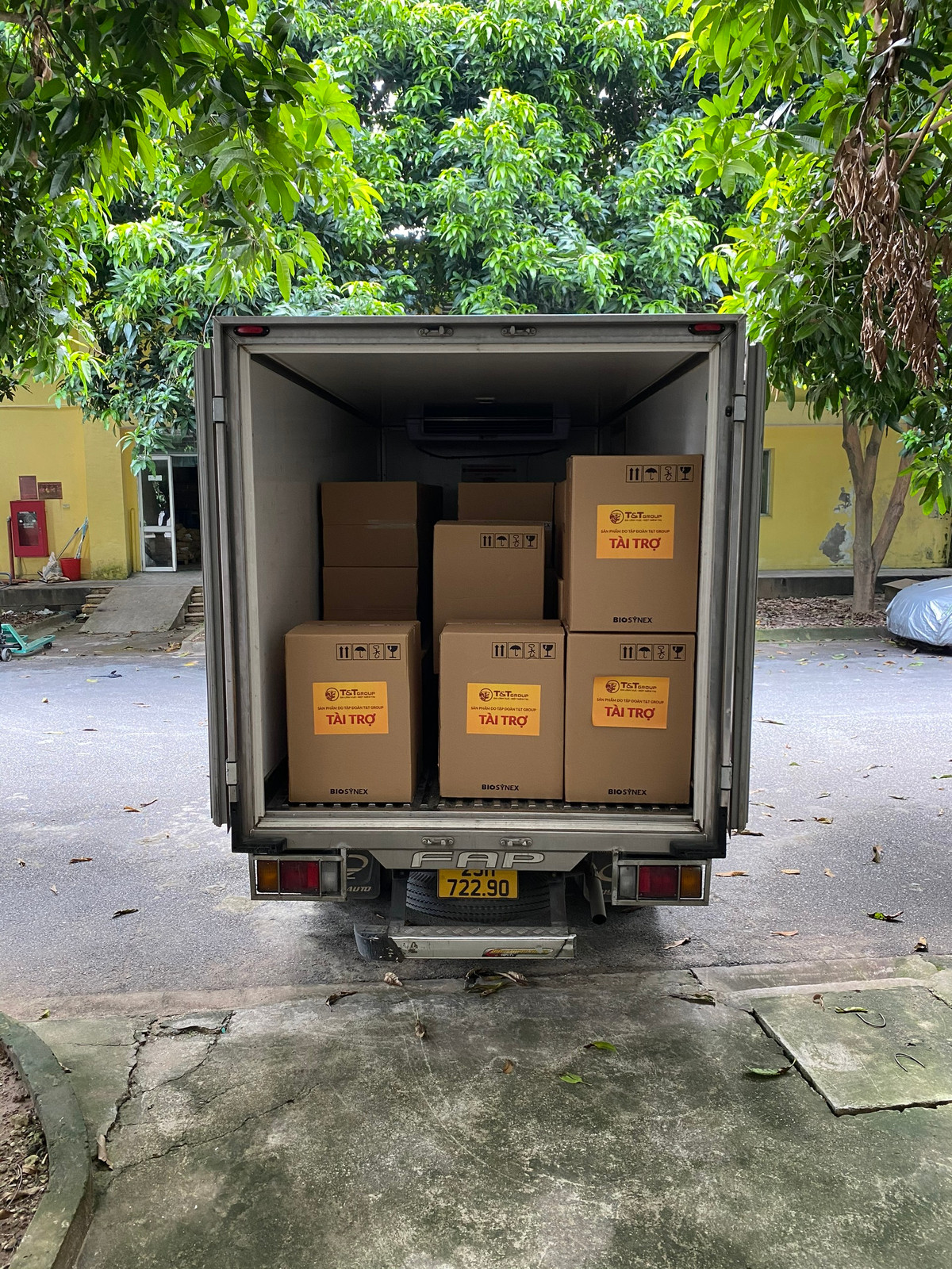 T&T Group tang 50.000 bo kit xet nghiem nhanh cho Thanh Hoa va Kien Giang-Hinh-4