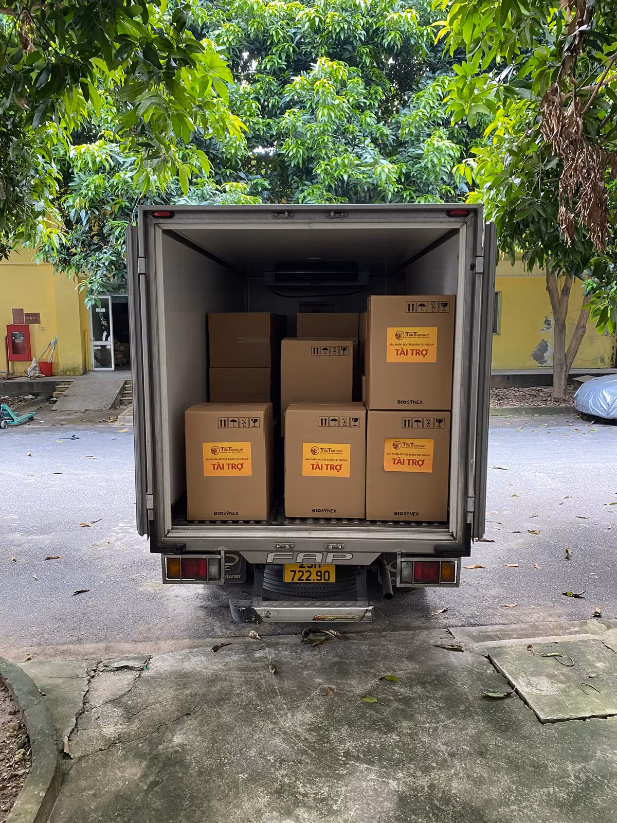 T&T Group tang 50.000 bo kit xet nghiem nhanh cho Thanh Hoa va Kien Giang-Hinh-4