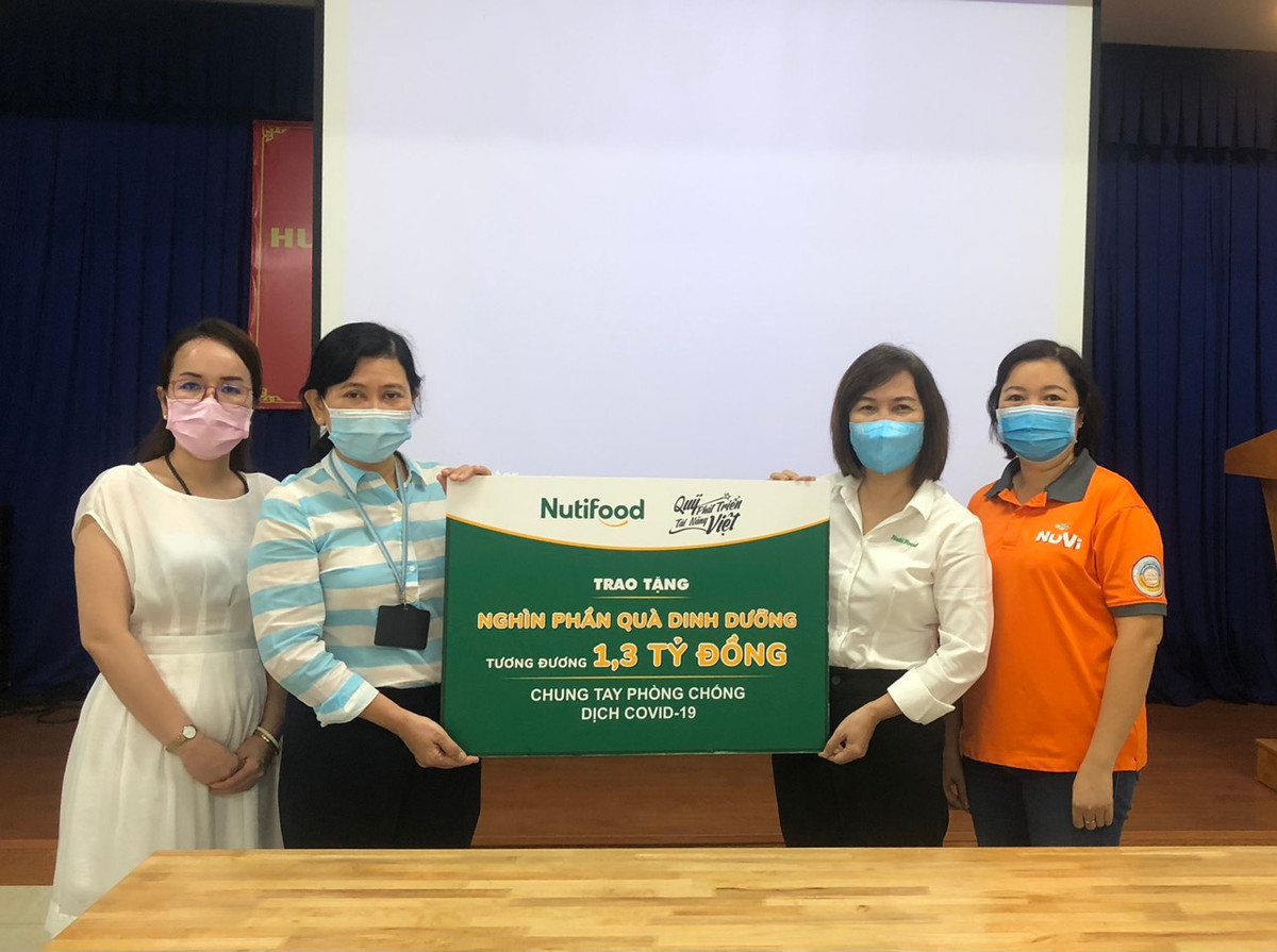 Nutifood va Ong Bau tang san pham cho CBNV nganh y TP.HCM