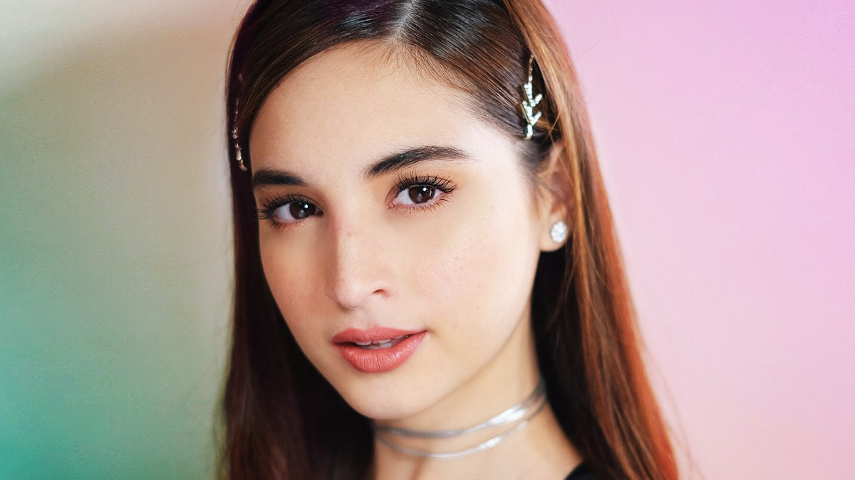 Uống rượu quá mức có thể góp phần khiến bạn tăng cân, bao gồm gia tăng mỡ ở mặt. Ảnh: summitmedia.