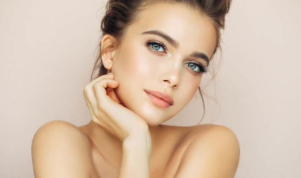 Uống nước có thể làm giảm lượng calo tiêu thụ và tăng quá trình trao đổi chất một cách tạm thời. Ảnh: express.