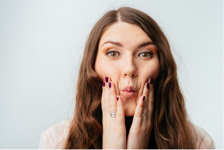 Thực hành các bài tập dành cho cơ mặt là một trong những cách đơn giản và hiệu quả giúp bạn sở hữu khuôn mặt thon gọn. Ảnh: livin3.