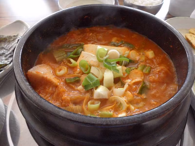 Ngoài đậu nành lên men, món canh Cheonggukjang được nấu cùng thịt bò, đậu phụ trắng và một số gia vị khác. Ảnh: intertour.