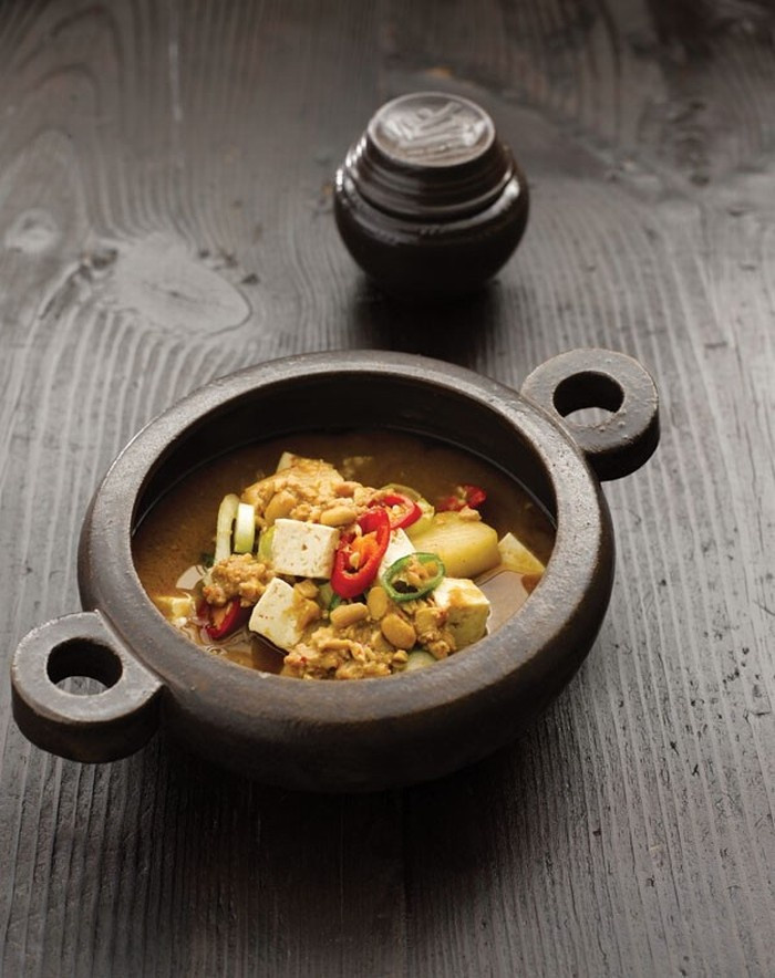 Canh Cheonggukjang là một trong những món ăn truyền thống của Hàn Quốc được làm từ đậu nành lên men. Ảnh: mytour.