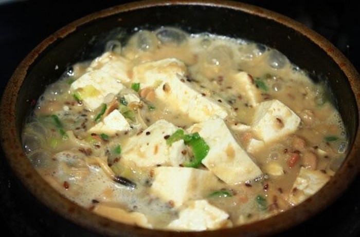 Để diễn tả mùi vị vô cùng khó chịu của món ăn này, người Hàn Quốc đã có một mẩu chuyện nhỏ. Đó là: một gia đình nọ nấu Cheonggukjang, hàng xóm không biết nên đã gọi điện báo cảnh sát vì tưởng nhầm là mùi xác thối phát ra từ nhà này. Ảnh: dulichvietnam.