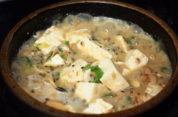 Để diễn tả mùi vị vô cùng khó chịu của món ăn này, người Hàn Quốc đã có một mẩu chuyện nhỏ. Đó là: một gia đình nọ nấu Cheonggukjang, hàng xóm không biết nên đã gọi điện báo cảnh sát vì tưởng nhầm là mùi xác thối phát ra từ nhà này. Ảnh: dulichvietnam.