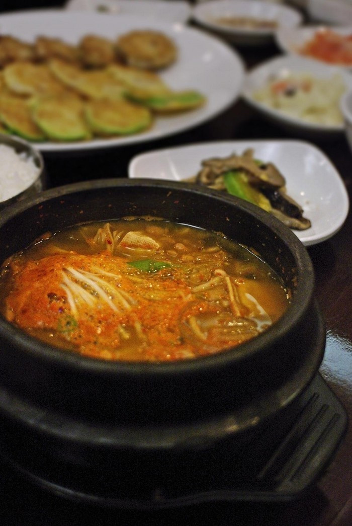 Không phải ai cũng dám thử món canh Cheonggukjang này. Ảnh: mytourcdn.