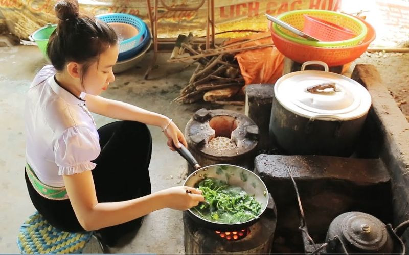 Giá một bó lá ngón là 4.000 đồng, xào được đầy một đĩa to. Ảnh: dulichvietnam.