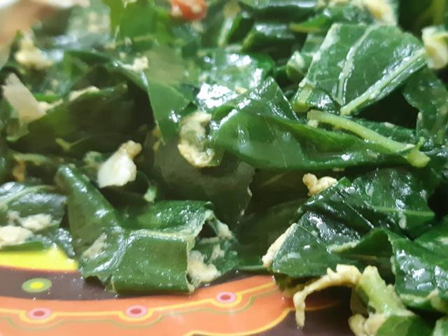 Lá ngón loại không độc sau khi rửa sạch thì sẽ được xé nhỏ và vò sơ. Sau đó, cho lá vào xào cùng tỏi rồi nêm nếm gia vị thật vừa miệng. Ảnh: danviet.