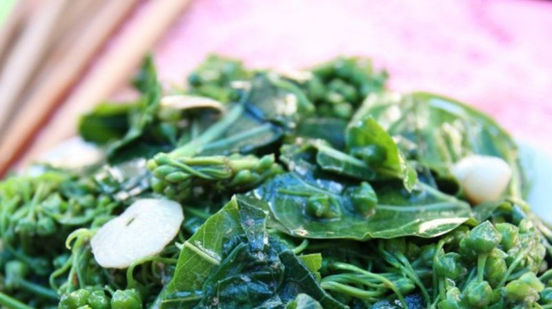 Món lá ngón xào tỏi được coi là “tuyệt ẩm” của vùng cao. Ảnh: dulichvietnam.