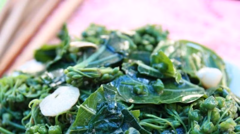 Món lá ngón xào tỏi được coi là “tuyệt ẩm” của vùng cao. Ảnh: dulichvietnam.