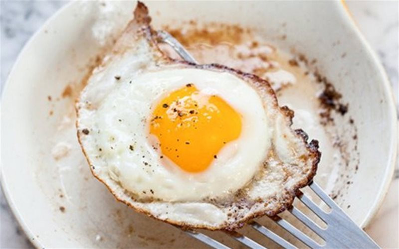 Ăn trứng ốp la vừa giúp bạn no lâu, vừa giúp đốt cháy mỡ mặt, lại vừa cung cấp cho cơ thể rất nhiều chất dinh dưỡng như vitamin B12, B6, D, A, E và K, choline, folate, lutein, sắt, canxi, kẽm, phốt pho và chất béo omega-3. Ảnh: cooky.