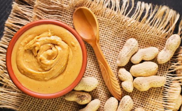 Tưởng chừng là loại thực phẩm khiến bạn tăng cân nhưng thực sự bơ lạc lại là “người bạn tốt” giúp bạn loại bỏ cằm nọng, mặt mỡ xấu xí nhanh chóng. Ảnh: healthplus.