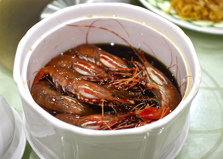  Đặc sản tôm say rượu có nguyên liệu chính là tôm nước ngọt sống. Ảnh: cachnaumonan.