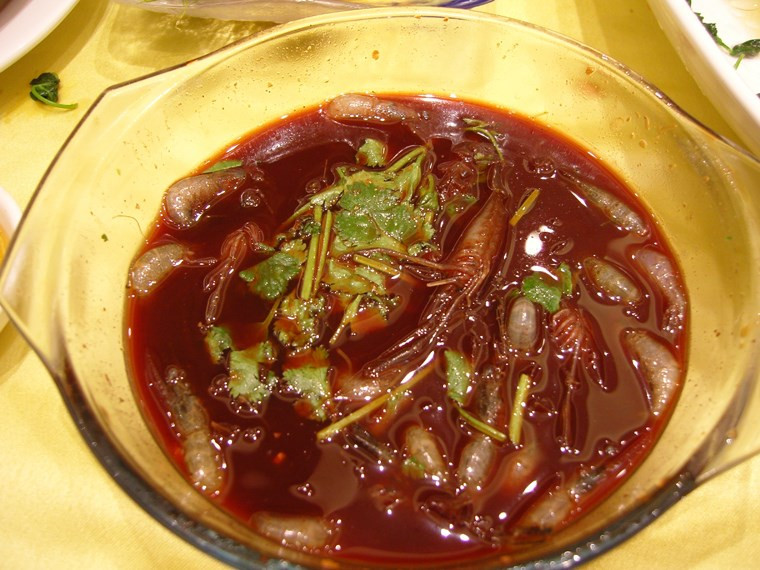 Tùy vào mỗi vùng mà lựa chọn loại tôm nước ngọt khác nhau để làm món tôm say rượu này. Ảnh: cachnaumonan.