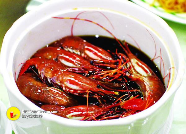 Cách thứ hai là đốt lửa vào bát rượu ngâm tôm. Sau khi lửa cháy làm bay hết rượu, tôm chín là có thể thưởng thức. Ảnh: diadiemanuong.