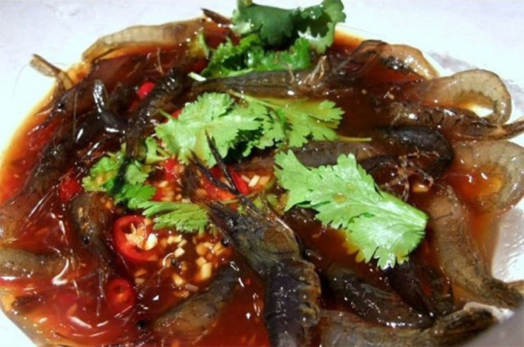 Nhiều thực khách sau khi nếm thử món đặc sản tôm say rượu độc đáo này đã bày tỏ cảm giác của mình là tôm sống rất ngọt thịt, đậm đà. Ảnh: cachnaumonan.