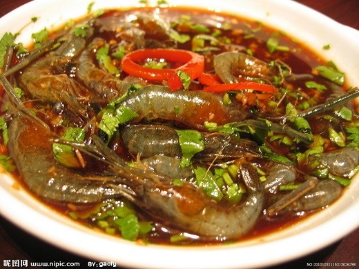 Ngoài rượu, một số loại gia vị khác cũng có thể được thêm vào như hành lá, gừng tươi xắt nhỏ hoặc tỏi ớt để khử mùi tanh và tăng thêm hương vị cho món ăn. Ảnh: yan.