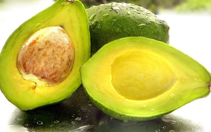 Quả bơ chứa nhiều chất béo có lợi và vitamin E và C, rất quan trọng cho làn da khỏe mạnh. Ảnh: khoahocdoisong.