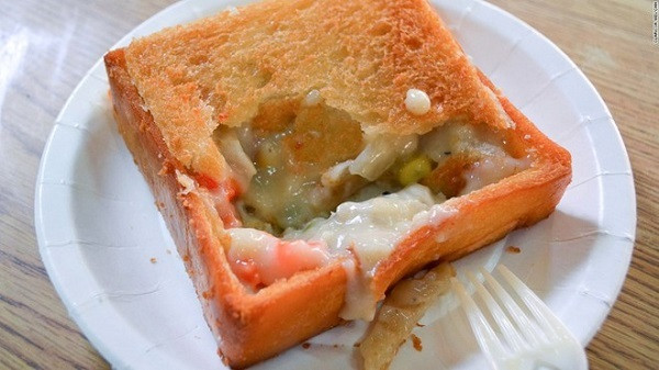 Ngoài ra, bánh mì quan tài phiên bản ngọt dành cho những người hảo ngọt với sự kết hợp của các loại trái cây như chuối, dâu, xoài, đào... Ảnh: laodongngoainuoc.