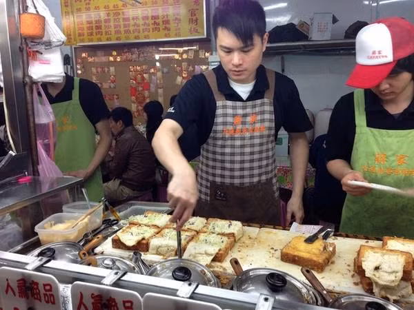 Sở dĩ món này được gọi là bánh mì quan tài là do bánh có phần đế và phần nắp đậy phía trên rất giống hình chiếc quan tài. Ảnh: ivivu.