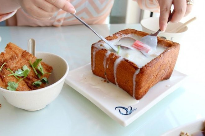 Nhân bên trong bánh mì quan tài gồm cà rốt, đậu xanh, ngô, thịt, tôm và một số thành phần khác. Ảnh: we25.