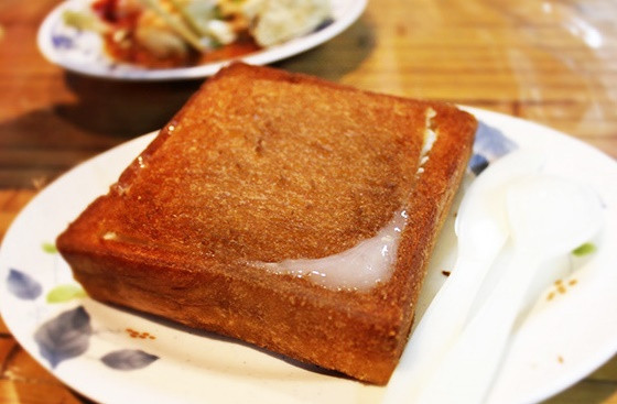 Ngày nay, để thực khách có thêm sự lựa chọn, nhiều loại nhân mới đã ra đời như sốt thịt bò và nấm, hải sản. Ảnh: blogspot.