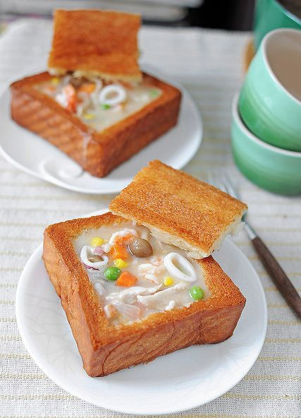 Được biết, món ăn đường phố độc đáo này ra đời năm 1940 do một đầu bếp tên Hsu sáng tạo. Ảnh: bestie.