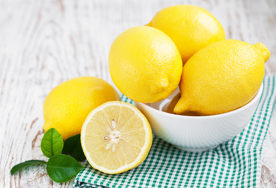 Bên cạnh đó, một số loại trái cây như chanh, dứa, bưởi, đu đủ… cũng nên được bổ sung vào chế độ ăn hàng ngày của người bị thấp khớp. Ảnh: doctors24h.