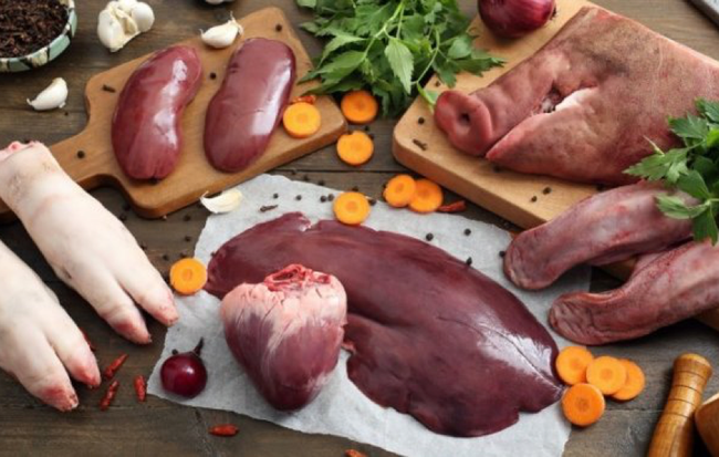 Người thấp khớp cũng nên kiêng những thực phẩm giàu phốt – pho như nội tạng động vật, thịt chế biến sẵn, thịt đỏ, cà chua, măng…. Ảnh: cafefcdn.