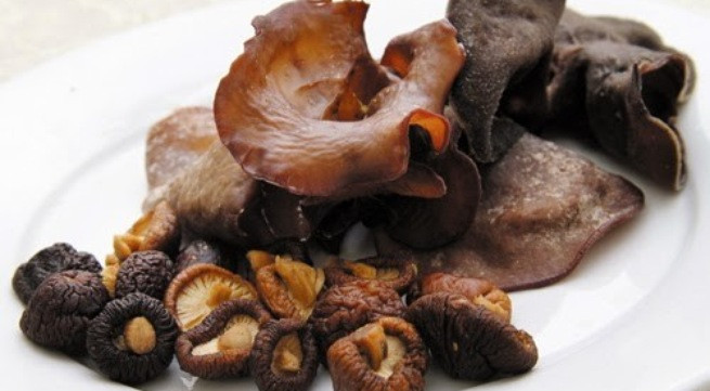 Người bị thấp khớp cũng nên ăn mộc nhĩ, nấm đông cô bởi chúng có tác dụng giảm đau không thua gì các loại thuốc aspirin, paracetamol. Ảnh: vietbao.