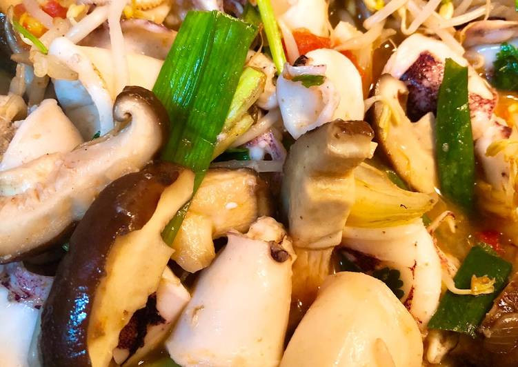 Rau xanh, giá đỗ, các loại hoa quả như táo, nấm hương và hành tây...và các loại ngũ cốc nguyên hạt là thực phẩm giàu chất xơ và vitamin đặc biệt tốt cho người bị mỡ máu cao. Ảnh: cpcdn.