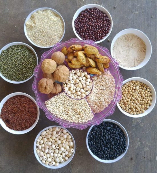 Bên cạnh đó, mua một số thực phẩm như ngũ cốc, các loại hạt, đồ hộp,...với số lượng lớn có thể giúp bạn tiết kiệm rất nhiều tiền. Ảnh: vinaeva.