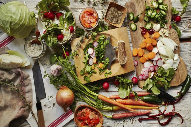 Một khi bạn đã lên kế hoạch cho bữa ăn và lên danh sách thực phẩm, hãy bám sát nó. Chỉ mua những gì bạn cần và tái sử dụng các thành phần còn lại cho các công thức nấu ăn khác. Ảnh: organicvietnam.