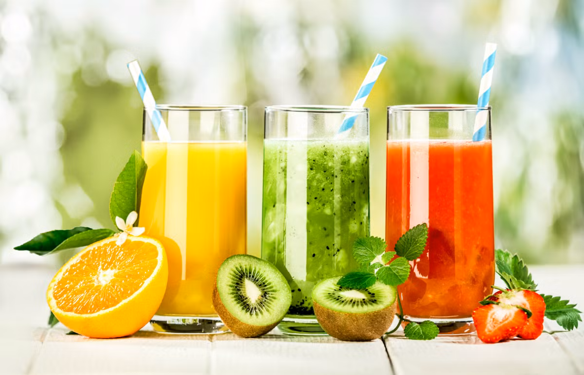 Nếu không thích uống nước, bạn có thể thưởng thức 1 ly nước ép trái cây sau lớp yoga. Ảnh: daidoanket.