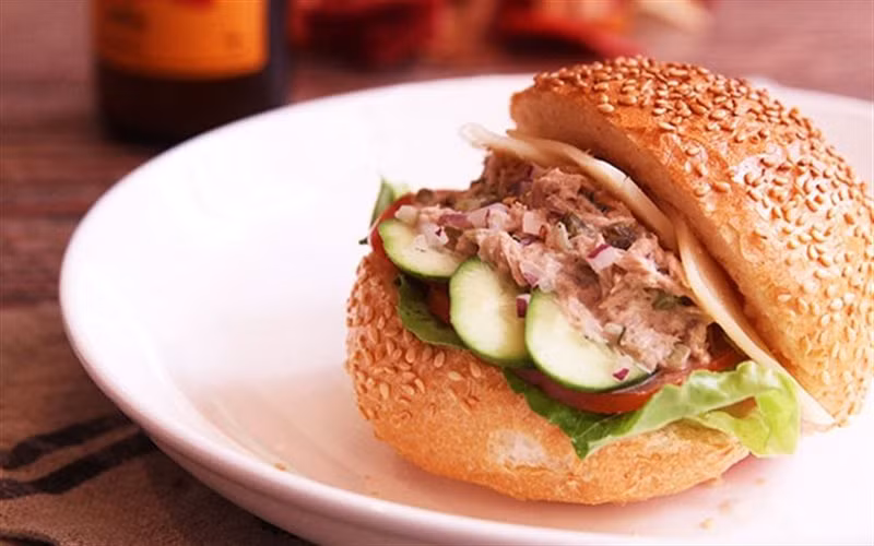 Trong khi đó, cá ngừ là thực phẩm cung cấp nhiều năng lượng. Bạn có thể làm bánh mì kẹp cá ngừ hoặc ăn các món cá ngừ khác sau các buổi tập yoga để cung cấp protein cho cơ thể. Ảnh: cooky.