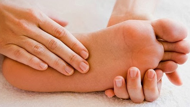 LẦM TƯỞNG: Cần loại bỏ vết chai trên bàn chân thường xuyên vào mùa hè SỰ THẬT: Bàn chân bạn cần vết chai để được bảo vệ! Nếu bạn hoàn toàn loại bỏ chúng, bàn chân có thể sẽ bị phồng rộp hoặc dẫn đến các vấn đề về da khác. Vì vậy hãy nhẹ nhàng làm dịu vết chai thay vì lột nó ran gay lập tức.