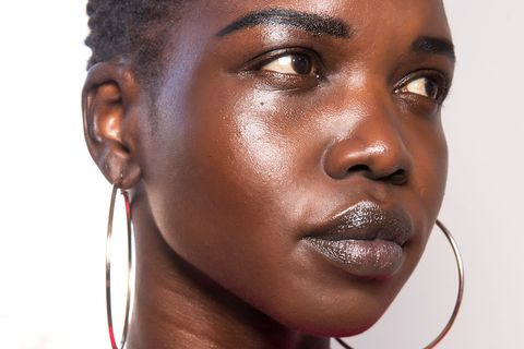 LẦM TƯỞNG: Bạn không cần dưỡng ẩm vào mùa hè vì da tiết nhiều dầu hơn. SỰ THẬT: Kem dưỡng ẩm vẫn là sản phẩm vô cùng cần thiết, theo Tiến sĩ Liotta. Kem dưỡng ẩm giúp giữ cho các tế bào da khỏe mạnh, không bị khô và mất nước. Ngoài ra, kem dưỡng ẩm cũng giúp làm tăng khả năng sản xuất dầu của làn da.