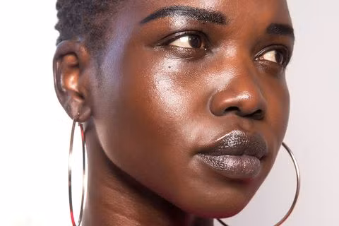 LẦM TƯỞNG: Bạn không cần dưỡng ẩm vào mùa hè vì da tiết nhiều dầu hơn. SỰ THẬT: Kem dưỡng ẩm vẫn là sản phẩm vô cùng cần thiết, theo Tiến sĩ Liotta. Kem dưỡng ẩm giúp giữ cho các tế bào da khỏe mạnh, không bị khô và mất nước. Ngoài ra, kem dưỡng ẩm cũng giúp làm tăng khả năng sản xuất dầu của làn da.