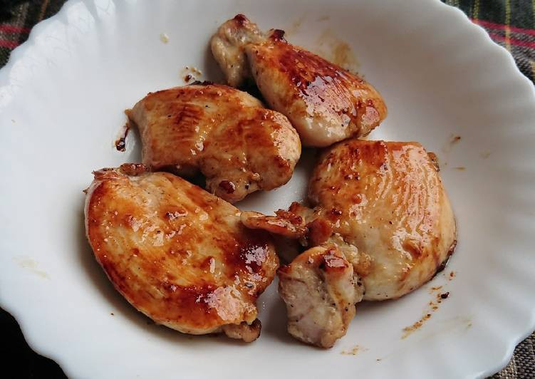 Người bị gout chỉ nên ăn các loại thịt có màu trắng (thịt cá sông, thịt lườn gà, thịt heo ...) vì thịt có màu trắng thường ít purin hơn. Ảnh: cpcdn.