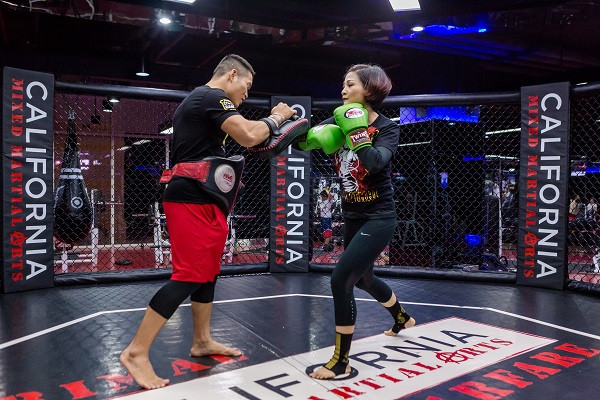 Với bài tập này, bạn có thể tăng độ khó bằng cách thử giữ thanh tạ nhẹ hoặc sử dụng tạ đeo mắt cá chân. Ảnh: cfyc.