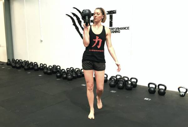 Bài tập 5: Nâng tạ qua đầu. Với bài tập này, bạn nâng tạ qua đầu và giữ nó trong khi di chuyển. Bạn có thể mang tạ ở một hoặc cả hai tay. Ảnh: omidoo.