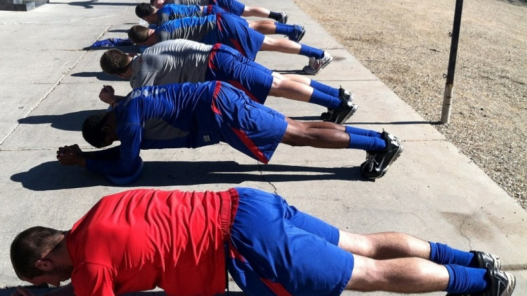 Với bài tập này, bạn cần nhớ luôn giữ thẳng lưng và siết chặt cơ bụng để duy trì tư thế. Ảnh: baseballstrength.